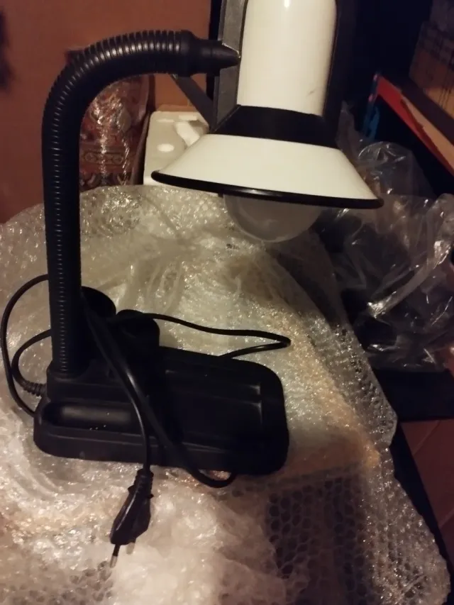 Lampada da tavolo flessibile nera e bianca