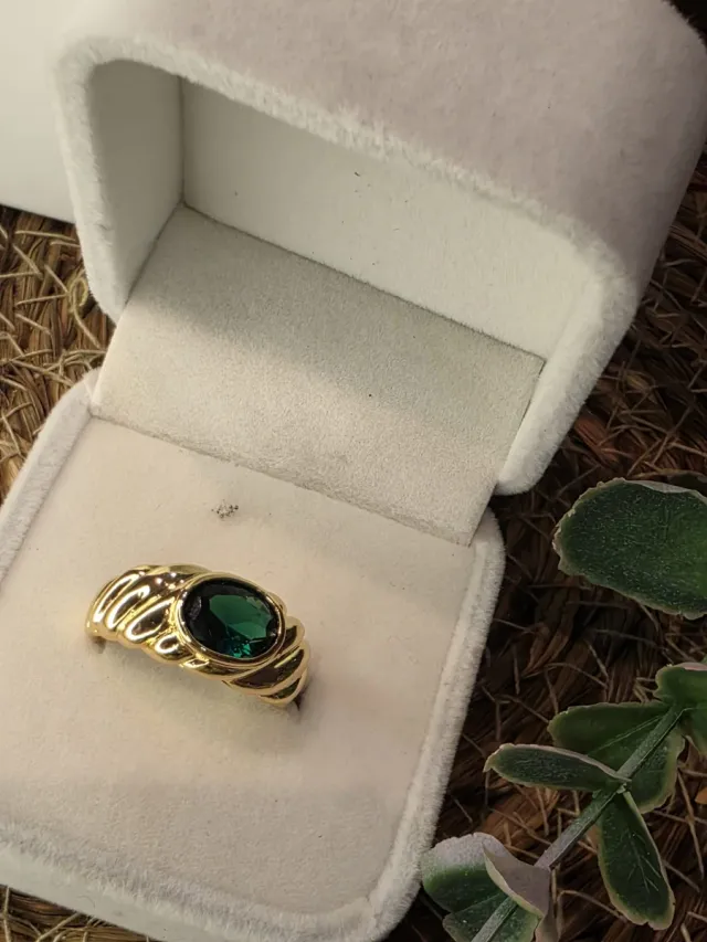 Anel de Ouro Croissant com Pedra Verde