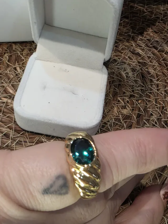 Anel de Ouro Croissant com Pedra Verde