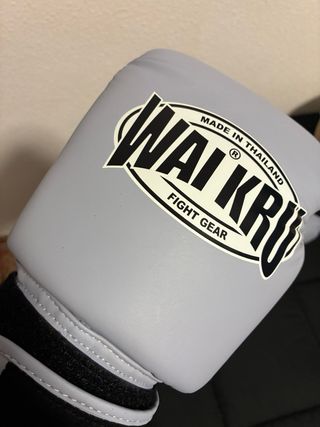 Guantes y Tibiales Muay Thai Wai Kru