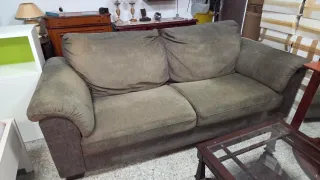 Sofá de tela gris y marrón