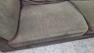 Sofá de tela gris y marrón