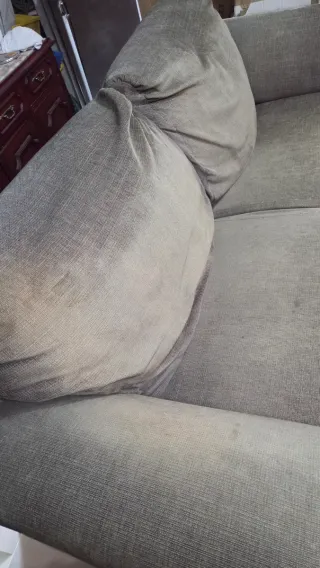 Sofá de tela gris y marrón