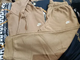 Conjunto deportivo Nike hombre marrón