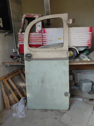 Puertas y recambios autobús antiguo Roncalesa.