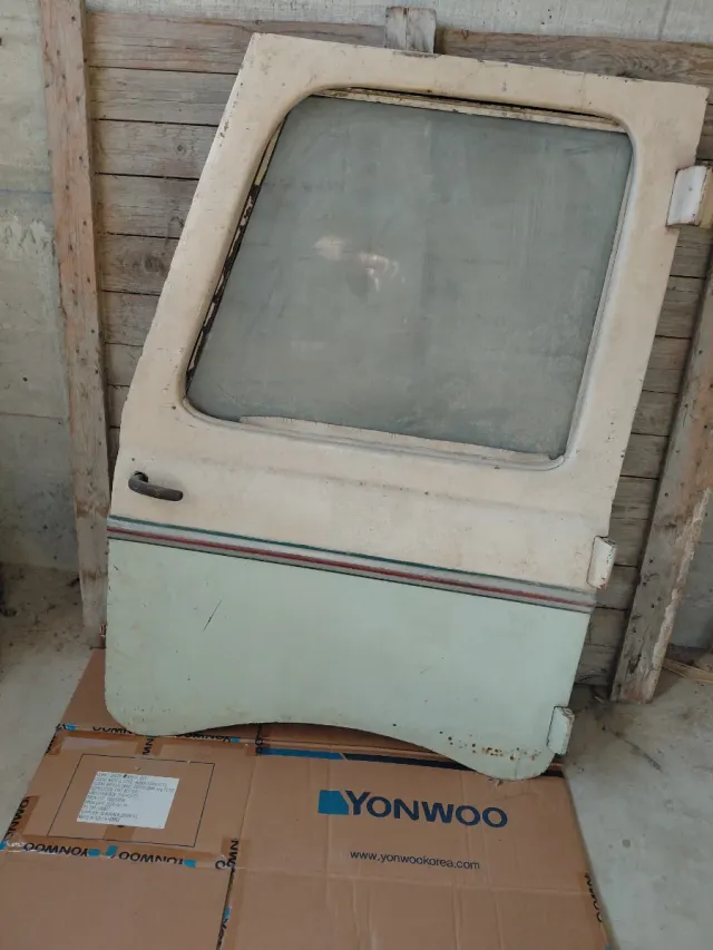 Puertas y recambios autobús antiguo Roncalesa.