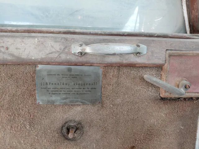 Puertas y recambios autobús antiguo Roncalesa.