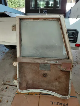 Puertas y recambios autobús antiguo Roncalesa.