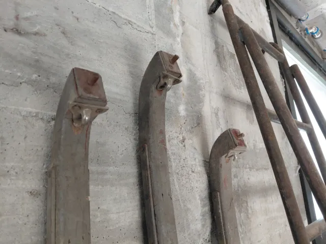 Puertas y recambios autobús antiguo Roncalesa.