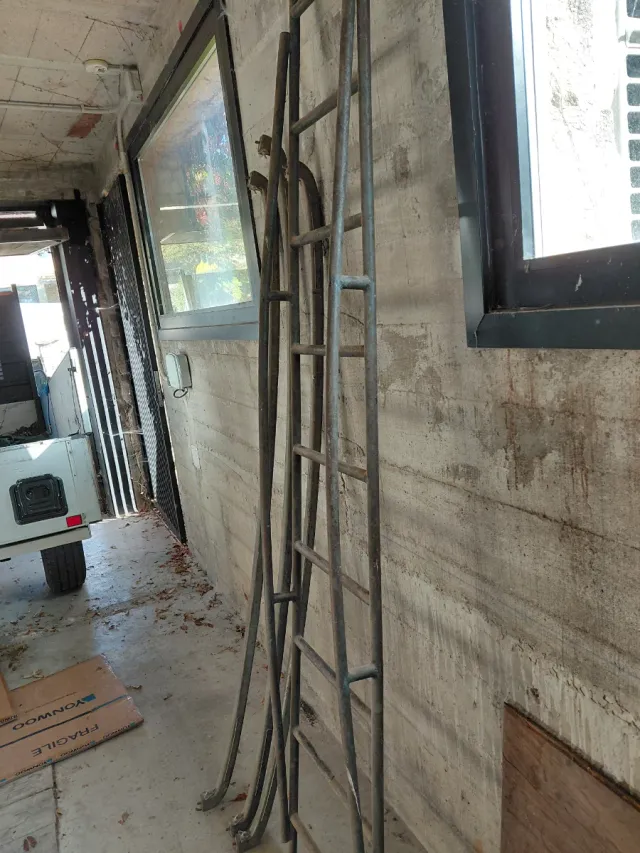 Puertas y recambios autobús antiguo Roncalesa.