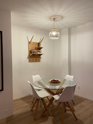 Mesa redonda cristal y 4 sillas blancas IKEA