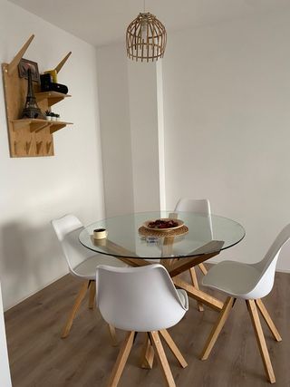 Mesa redonda cristal y 4 sillas blancas IKEA