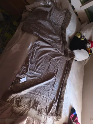 Pasmina beige con adornos multicolor segun la luz