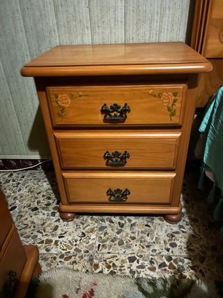 Cómoda de madera con cajones  y cama de 90