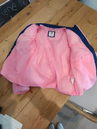 Chaqueta acolchada color rosa, blanco y azul