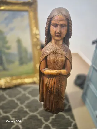 Antigua figura de madera mujer