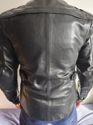 Chaqueta de moto Triumph. Cuero negro.