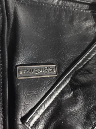 Chaqueta de moto Triumph. Cuero negro.