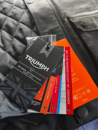Chaqueta de moto Triumph. Cuero negro.