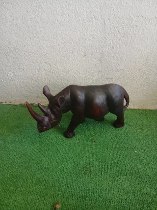 Figuras de animales talladas en madera