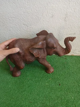Figuras de animales talladas en madera