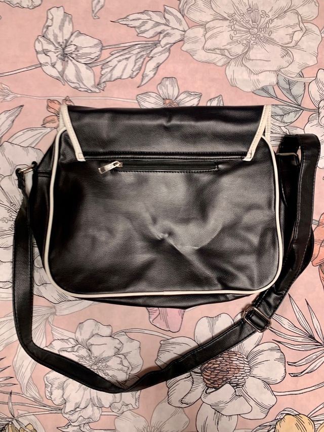 Cartera efecto piel negro y blanco