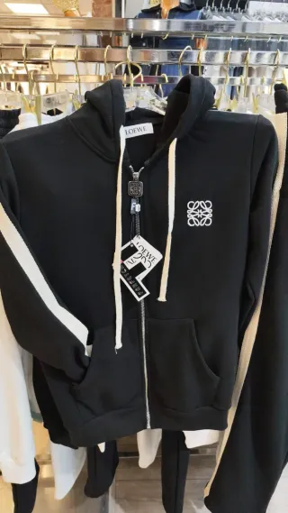 Conjunto deportivo Loewe mujer negro y blanco