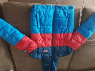 Chaqueta niño azul, roja y azul marino. Levis