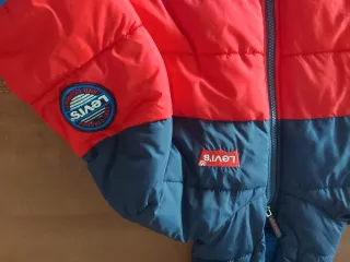 Chaqueta niño azul, roja y azul marino. Levis