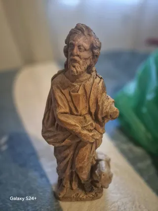 Figura antigua de madera