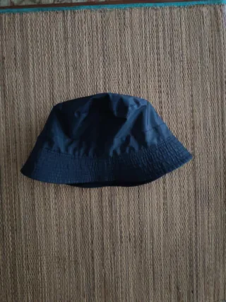 Gorro impermeable verde oscuro con forro