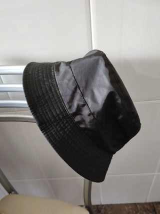 Gorro impermeable verde oscuro con forro