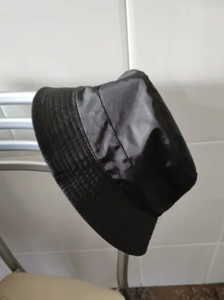 Gorro impermeable verde oscuro con forro