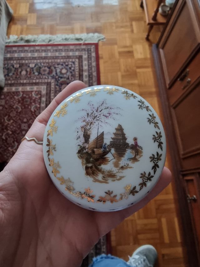 Piatto decorativo in porcellana con sole dorato