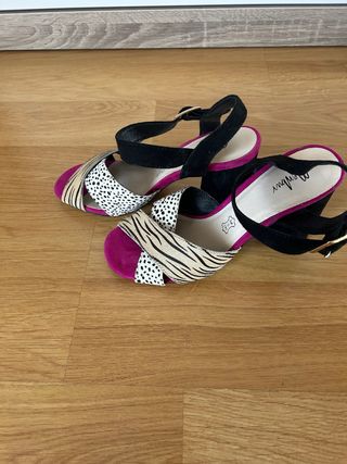 Zapatos de tacón negros y fucsia