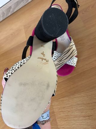 Zapatos de tacón negros y fucsia