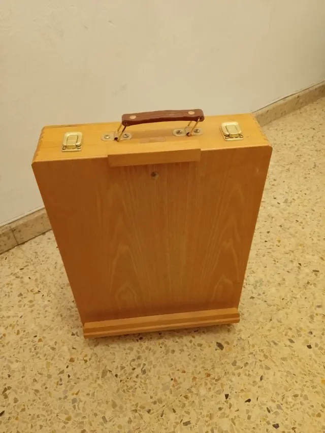 Caja de madera para dibujo artistico