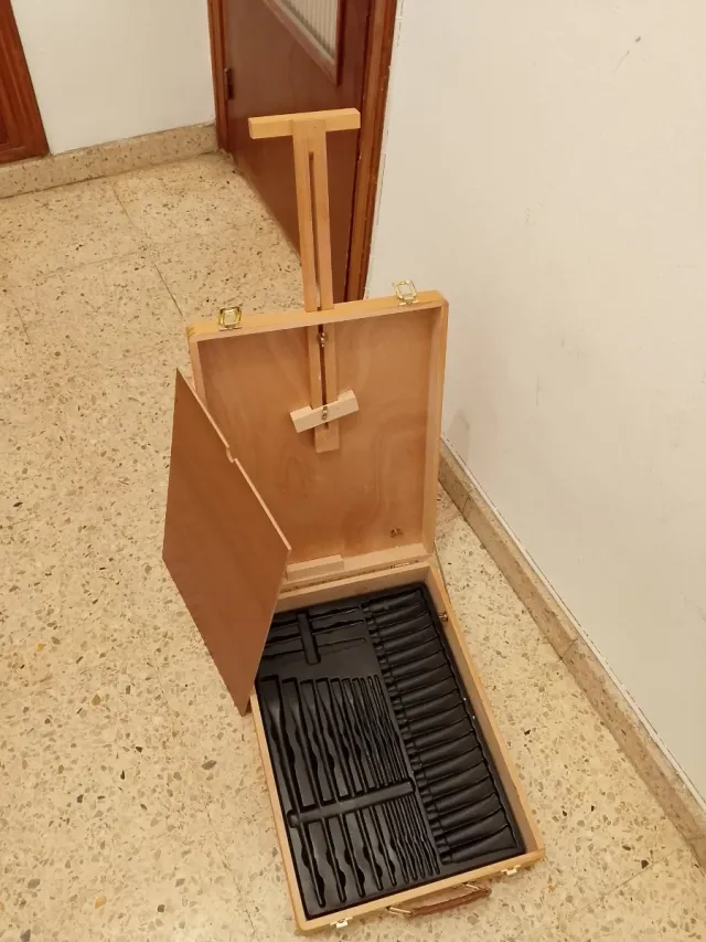 Caja de madera para dibujo artistico
