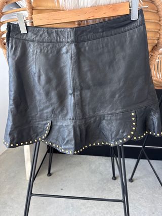 Falda de piel con tachuelas