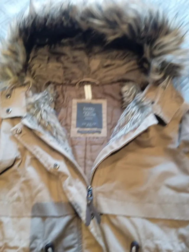 Cazadora de invierno beige con capucha