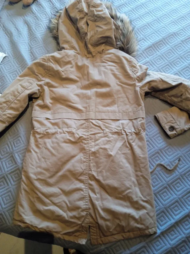 Cazadora de invierno beige con capucha