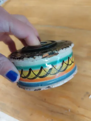 Antiguo tintero de cerámica decorado