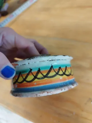 Antiguo tintero de cerámica decorado