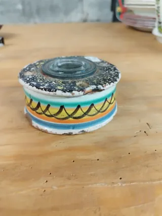 Antiguo tintero de cerámica decorado