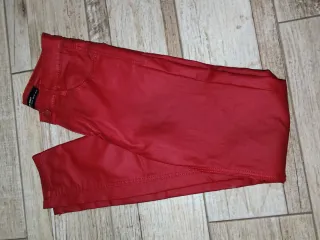 Pantalones rojos efecto cuero