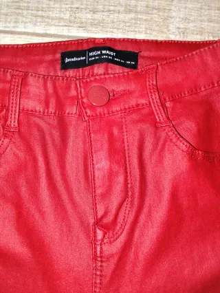 Pantalones rojos efecto cuero