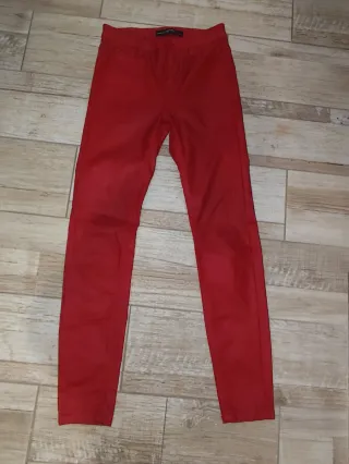 Pantalones rojos efecto cuero