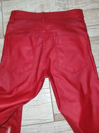 Pantalones rojos efecto cuero