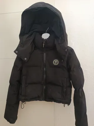 Chaqueta negra acolchada