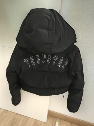 Chaqueta negra acolchada